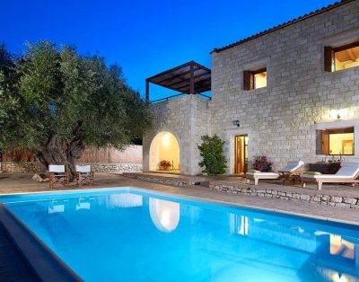Villa traditionnelle en pierre avec piscine privée et jacuzzi à l’intérieur et l’extérieur