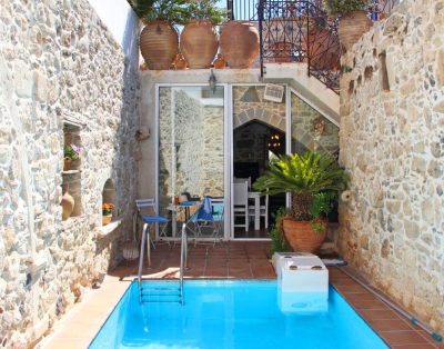 Villa de style traditionnel avec piscine privée en Crète du Sud
