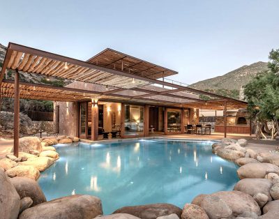 Villa de luxe moderne avec piscine aspect naturel près de la plage